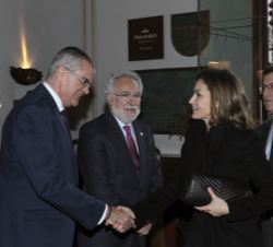 Su Majestad la Reina es saludada por el delegado del Gobierno en la Comunidad Autónoma de Galicia, Santiago Villanueva